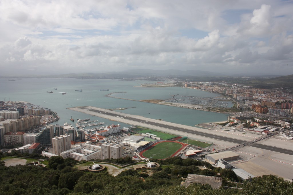 Гибралтар, самолетната писта и част от Испания